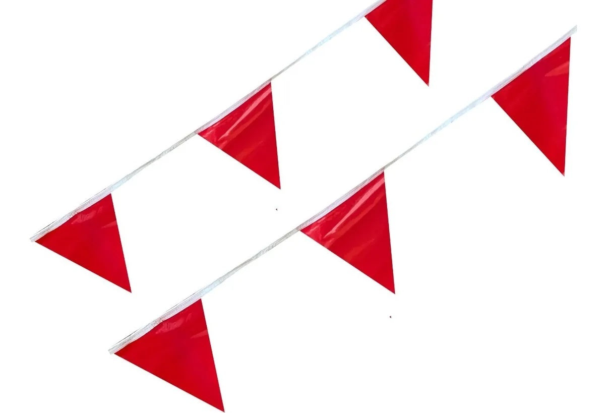 Tira de banderines triangulares rojos de plástico con guía de rafia forrada, ideal para decorar eventos, fiestas temáticas, y espacios exteriores. Tira de banderines triangulares rojos de plástico con guía de rafia forrada, ideal para decorar eventos, fiestas temáticas, y espacios exteriores.